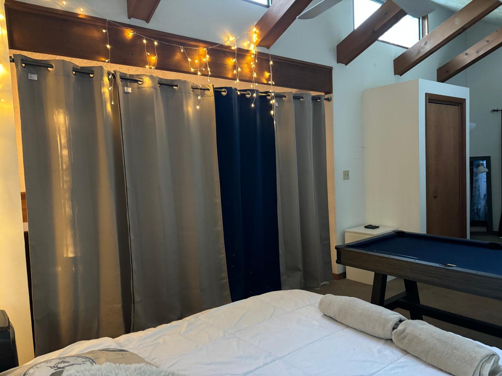 Ambiance - King Bed Cabin, Jetted-Tub & Fireplace Tobyhanna Екстер'єр фото