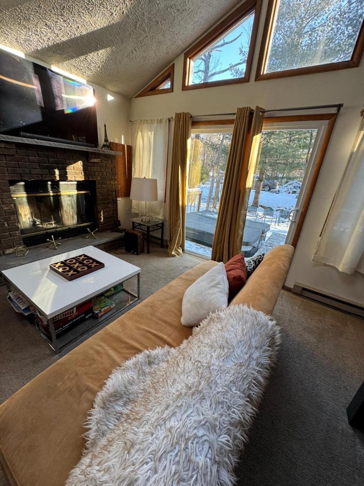 Ambiance - King Bed Cabin, Jetted-Tub & Fireplace Tobyhanna Екстер'єр фото